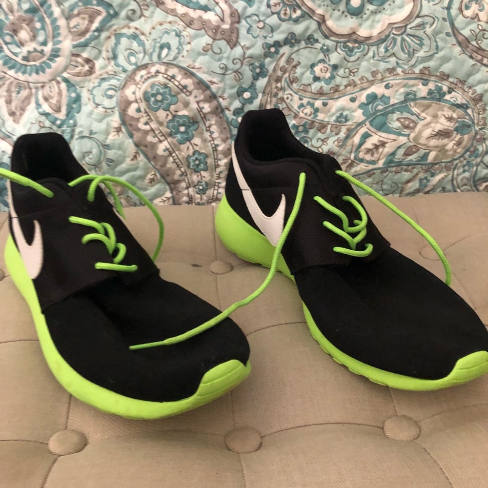 Nike tennis shoes size 7Y